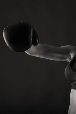 Siyah bir arka plan atletik güzel kız
