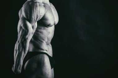 Erkekler kaslar üzerinde siyah bir arka plan