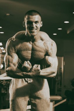 Erkekler kaslar üzerinde siyah bir arka plan