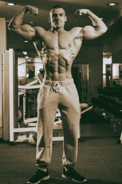 Erkekler kaslar üzerinde siyah bir arka plan