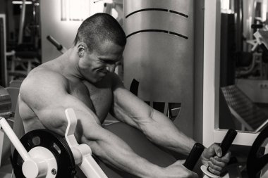 Erkekler kaslar üzerinde siyah bir arka plan