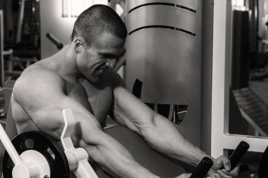 Erkekler kaslar üzerinde siyah bir arka plan