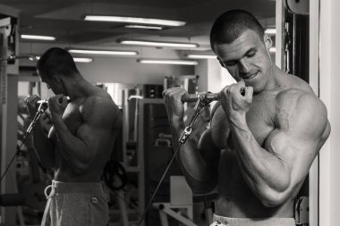 Erkekler kaslar üzerinde siyah bir arka plan