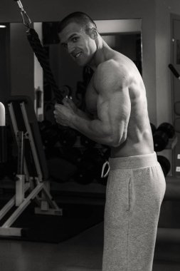 Erkekler kaslar üzerinde siyah bir arka plan