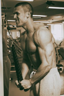 Erkekler kaslar üzerinde siyah bir arka plan