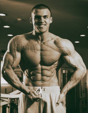 Erkekler kaslar üzerinde siyah bir arka plan