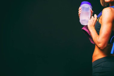 Zarif eğitim, kaslı kadın siyah bir zemin üzerine