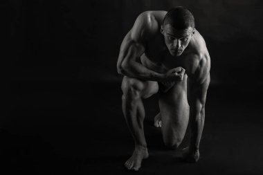 siyah bir arka plan üzerinde vücut geliştirmeci silüeti