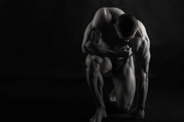 siyah bir arka plan üzerinde vücut geliştirmeci silüeti