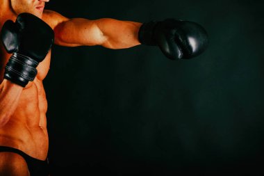 Boks eldivenli adam.