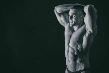 Erkekler güç fitness. Yakışıklı adam.