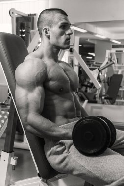 Adam bir dumbbell fitness Club ile