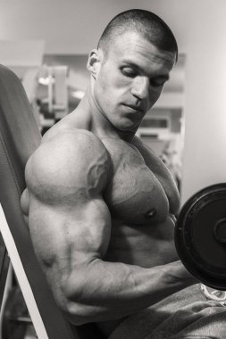 Adam bir dumbbell fitness Club ile