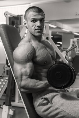 Adam bir dumbbell fitness Club ile