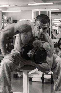 Adam bir dumbbell fitness Club ile