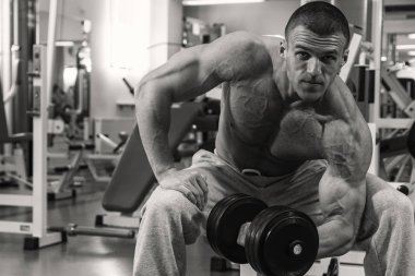 Adam bir dumbbell fitness Club ile