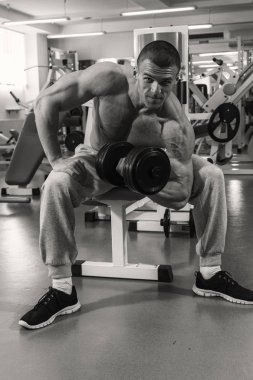 Adam bir dumbbell fitness Club ile