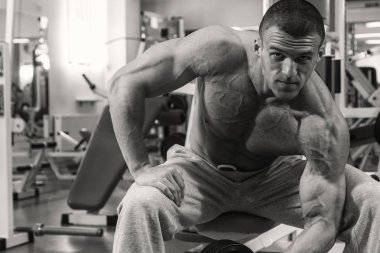 Adam bir dumbbell fitness Club ile