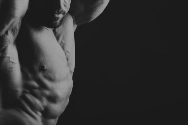 siyah zemin vücut geliştirmeci