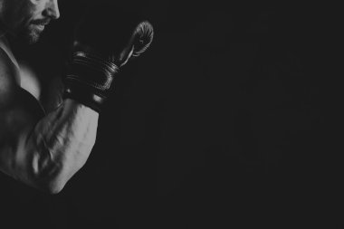 siyah zemin vücut geliştirmeci