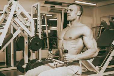 Eğitimli bir adam bir fitness Club