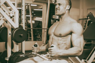 Eğitimli bir adam bir fitness Club