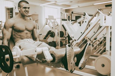 Eğitimli bir adam bir fitness Club