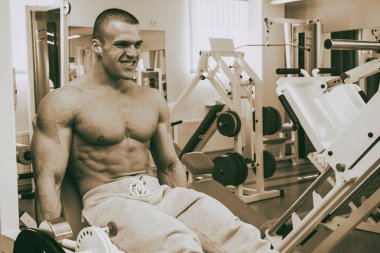 Eğitimli bir adam bir fitness Club