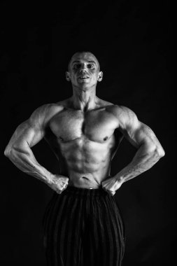 siyah bir arka plan üzerinde erkek vücut geliştirmeci