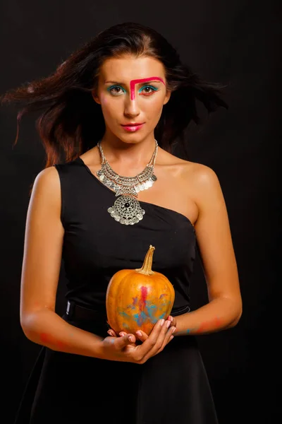 Woman holding a pumpkin — Stock Photo, Image