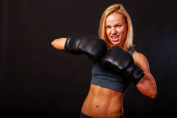 Femme avec gants de boxe — Photo