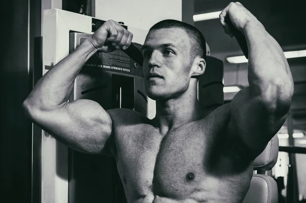 Entrenar a los hombres en el gimnasio — Foto de Stock