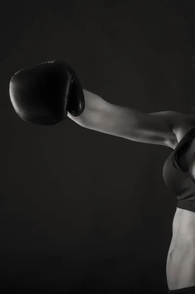 黒の背景に美しいスポーツ少女 — ストック写真