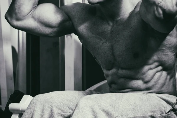 Mannen spieren op een zwarte achtergrond — Stockfoto