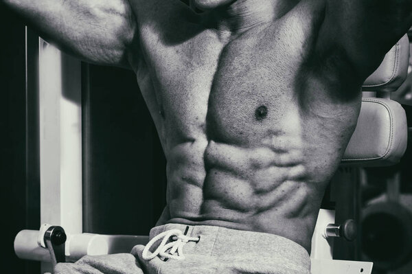 Мужские мышцы на черном фоне
