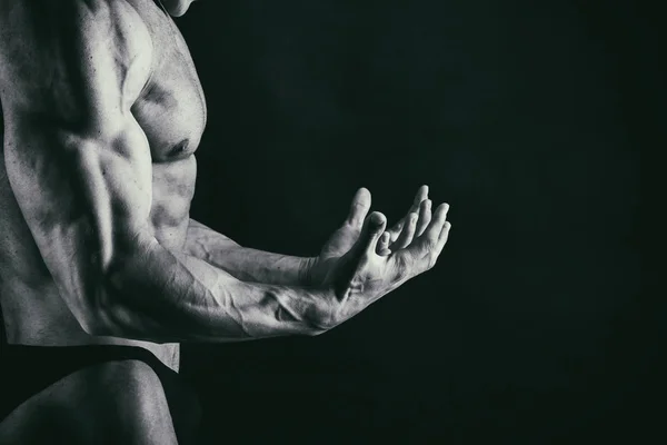 Muscles masculins sur fond noir — Photo
