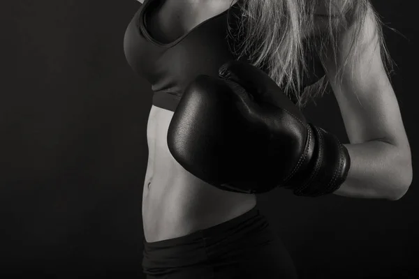 黒の背景に美しいスポーツ少女 — ストック写真