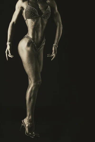 Corpo fitness menina em um fundo preto — Fotografia de Stock