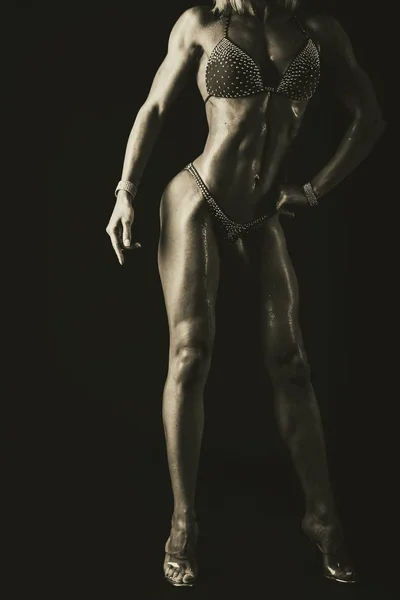 Body fitness meisje op een zwarte achtergrond — Stockfoto