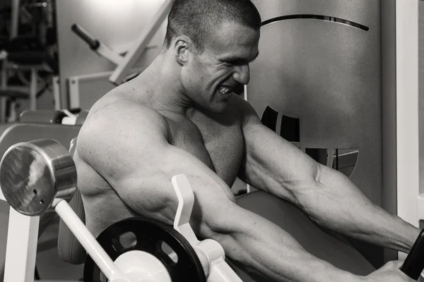 Músculos de los hombres sobre un fondo negro —  Fotos de Stock
