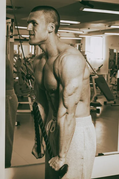 Muscoli maschili su sfondo nero — Foto Stock