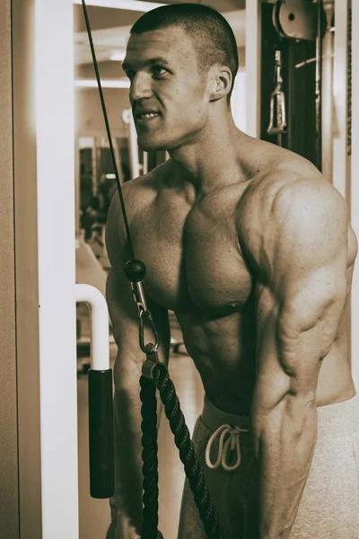 Muscoli maschili su sfondo nero — Foto Stock