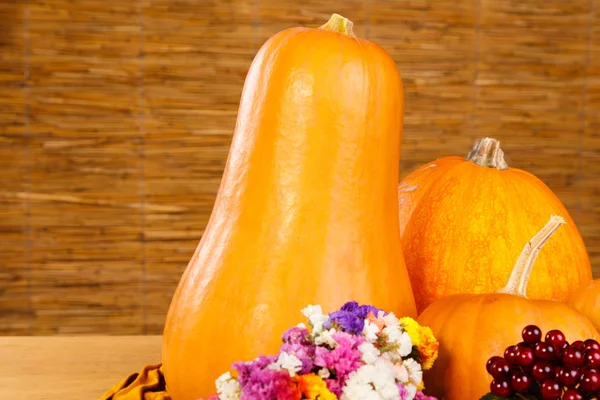 Natura morta con zucche, girasoli. Autunno natura morta con pum — Foto Stock