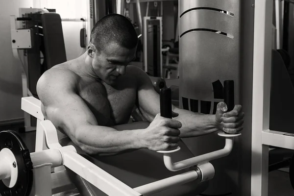 Mäns muskler på en svart bakgrund — Stockfoto