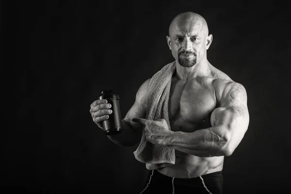 Bodybuilder novice posant sur un fond noir — Photo