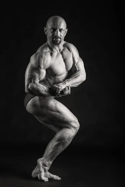 Bodybuilder novice posant sur un fond noir — Photo