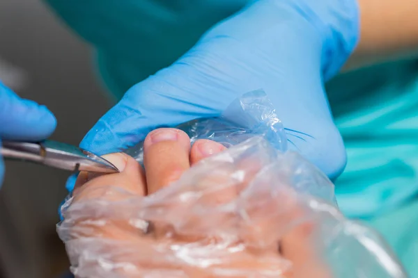 Proceso de pedicura, eliminación de cutículas — Foto de Stock