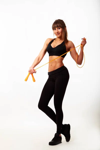 Fitness flicka poserar på ljus bakgrund. — Stockfoto