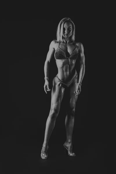 エレガントなトレーニング、黒い背景に筋肉女性 — ストック写真