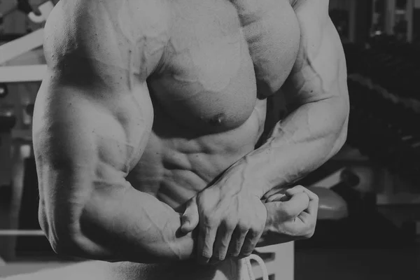 Cool bodybuilder in the gym — Stock Photo, Image